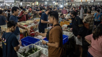 Potret Ramainya Sentra Kue Murah di Pasar Senen saat Ramadan