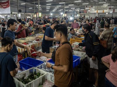 Potret Ramainya Sentra Kue Murah di Pasar Senen saat Ramadan