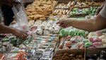 Potret Ramainya Sentra Kue Murah di Pasar Senen saat Ramadan