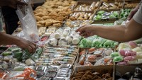 Beragam kue itu dijual mulai harga Rp1.000 hingga Rp150.000 per kuenya saat menjelang sahur di bulan Ramadhan. 