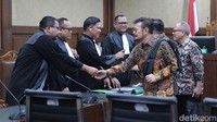 Menurut tim penasihat hukum, surat dakwaan yang disusun jaksa KPK tidak cermat, jelas, lengkap, dan kabur. Oleh karena itu, ia meminta majelis hakim menyatakan surat dakwaan batal demi hukum.