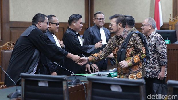 Terdakwa kasus dugaan pemerasan dan penerimaan gratifikasi Syahrul Yasin Limpo (SYL) meminta majelis hakim Pengadilan Tipikor Jakarta Pusat membebaskan dirinya dari tahanan. Hal itu disampaikan SYL melalui tim penasihat hukumnya dalam sidang pembacaan nota keberatan atau eksepsi di Pengadilan Tipikor Jakarta Pusat, Rabu (13/3/2024).