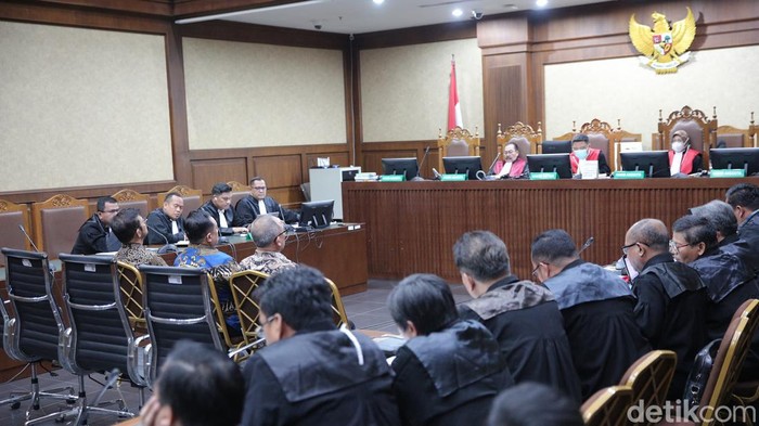 Potret SYL Jalani Sidang Eksepsi, Minta Dibebaskan dari Tahanan Terdakwa kasus dugaan pemerasan dan penerimaan gratifikasi Syahrul Yasin Limpo (SYL) meminta majelis hakim Pengadilan Tipikor Jakarta Pusat membebaskan dirinya dari tahanan. Hal itu disampaikan SYL melalui tim penasihat hukumnya dalam sidang pembacaan nota keberatan atau eksepsi di Pengadilan Tipikor Jakarta Pusat, Rabu (13/3/2024).