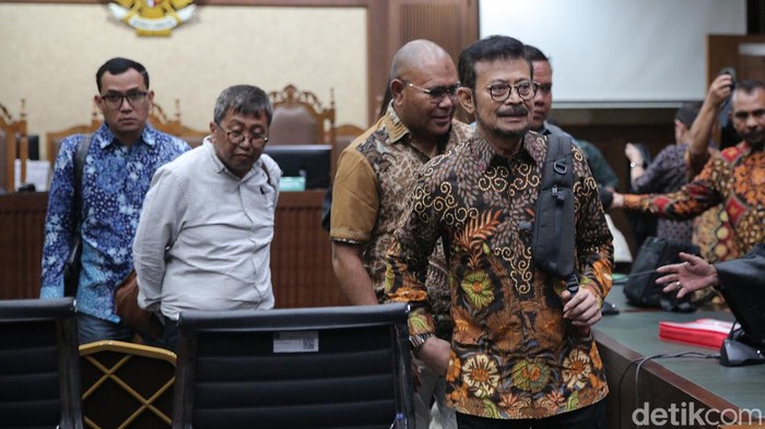 Terdakwa kasus dugaan pemerasan dan penerimaan gratifikasi Syahrul Yasin Limpo (SYL) meminta majelis hakim Pengadilan Tipikor Jakarta Pusat membebaskan dirinya dari tahanan. Hal itu disampaikan SYL melalui tim penasihat hukumnya dalam sidang pembacaan nota keberatan atau eksepsi di Pengadilan Tipikor Jakarta Pusat, Rabu (13/3/2024).