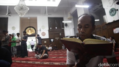 Potret Umat Islam Perbanyak Ibadah di Bulan Suci Ramadan