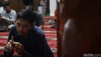 Selain puasa dan tarawih, ada amalan lainnya yang dapat umat muslim lakukan di bulan Ramadan salah satunya yaitu membaca Al-Quran.