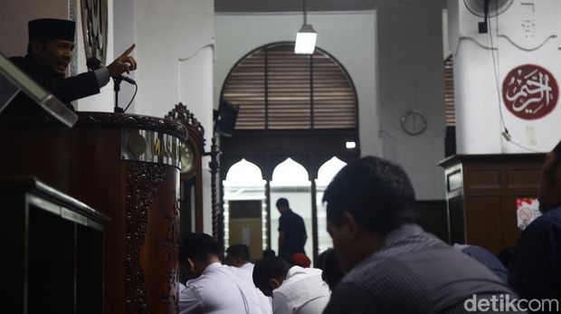 Umat Islam melakukan salat sunnah, mendengarkan ceramah di Masjid Cut Meutia, Menteng, Jakarta, Rabu (13/4/2024).