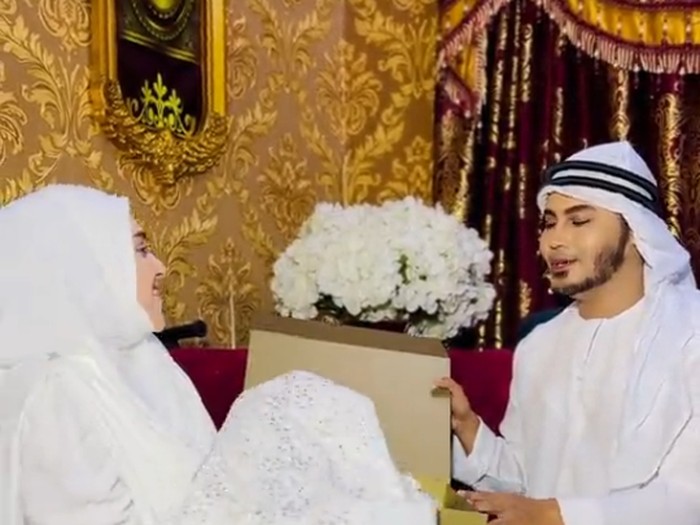 Pria yang berasal dari Malaysia ini, Prince Syed Fatin Jaeden Haifa menjual mukena dengan harga Rp 39 Juta dan langsung mendadak viral di media sosial.