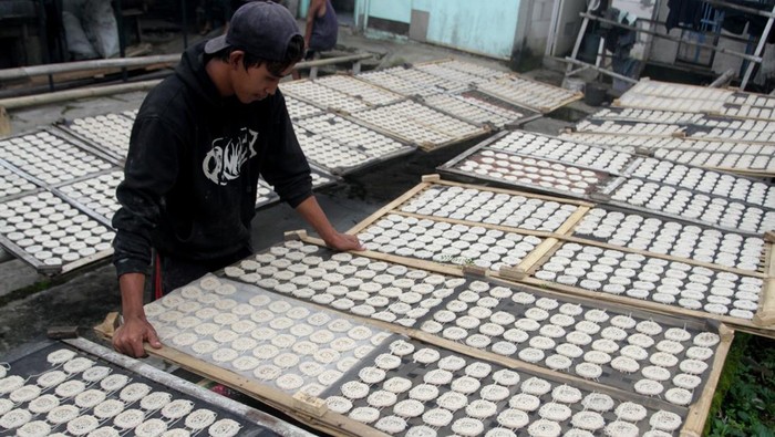 Pekerja menggoreng kerupuk di pabrik kerupuk Rengganis, Karangploso, Malang, Jawa Timur, Rabu (13/3/2024). Pengusaha kerupuk setempat mengeluhkan naiknya harga bahan baku yakni tepung tapioka dari Rp7.500 menjadi Rp13 ribu per kilogram serta tingginya intensitas hujan di kawasan tersebut dalam sebulan terakhir yang membuat produksinya menurun sehingga tak mampu memenuhi permintaan yang justru melonjak saat bulan Ramadhan. ANTARA FOTO/Ari Bowo Sucipto/rwa.