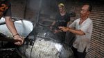 Produksi Kerupuk di Malang Merosot Gegara Bahan Baku Mahal