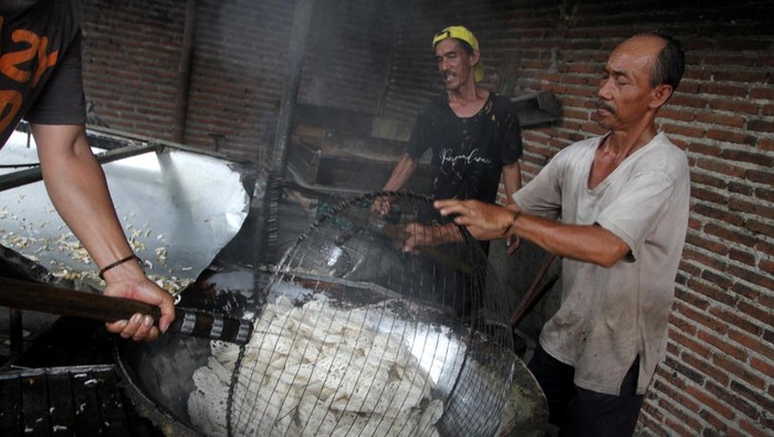 Produksi Kerupuk di Malang Merosot Gegara Bahan Baku Mahal Pekerja menggoreng kerupuk di pabrik kerupuk Rengganis, Karangploso, Malang, Jawa Timur, Rabu (13/3/2024). Pengusaha kerupuk setempat mengeluhkan naiknya harga bahan baku yakni tepung tapioka dari Rp7.500 menjadi Rp13 ribu per kilogram serta tingginya intensitas hujan di kawasan tersebut dalam sebulan terakhir yang membuat produksinya menurun sehingga tak mampu memenuhi permintaan yang justru melonjak saat bulan Ramadhan. ANTARA FOTO/Ari Bowo Sucipto/rwa.