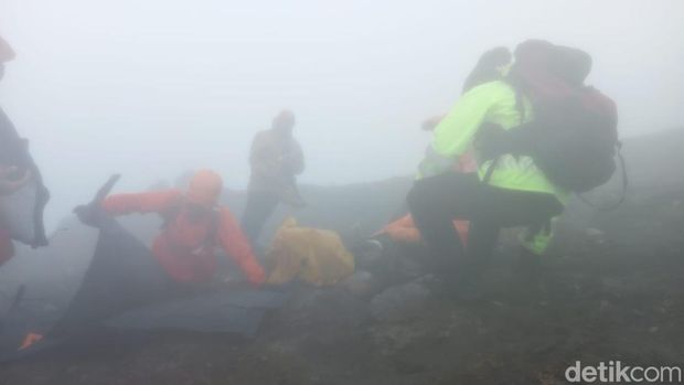 Proses evakuasi jenazah pendaki yang tewas di Gunung Agung, Karangasem, Bali.