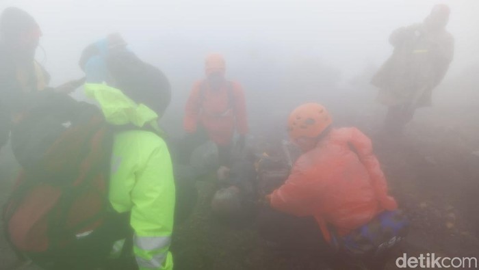 Proses evakuasi jenazah pendaki yang tewas di Gunung Agung, Karangasem, Bali.