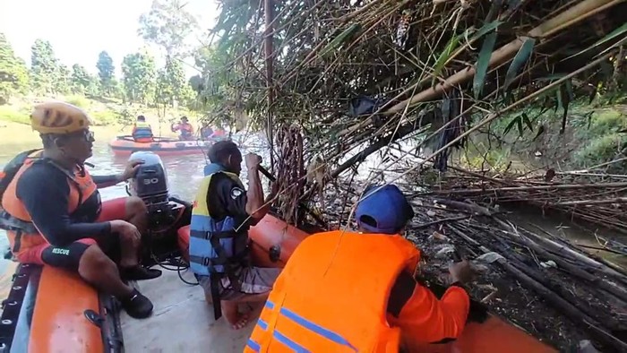 Proses pencarian korban di Sungai Rupit.