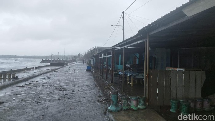 Puluhan warung di Sumbawa diterjang gelombang laut.