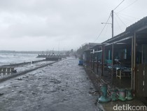 Gelombang Hantam Puluhan Warung di Pantai Jempol Sumbawa