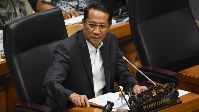Ketua Baleg DPR Supratman Andi Agtas mengetok palu saat rapat kerja mengenai kelanjutan Rancangan Undang-Undang Daerah Khusus Jakarta (RUU DKJ) bersama pemerintah dan DPD di kompleks Parlemen, Jakarta, Rabu (13/3/2024). Baleg DPR menargetkan pembahasan RUU DKJ selesai disahkan pada 4 April 2024 pascapengiriman daftar inventarisir masalah (DIM) dari pemerintah resmi dibahas hari ini. ANTARA FOTO/Aditya Pradana Putra