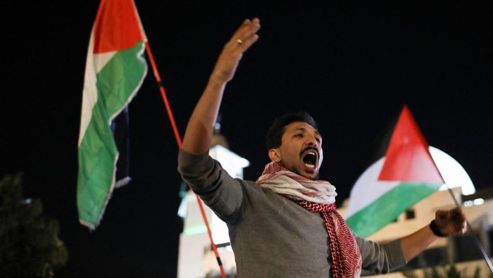 Rakyat Yordania Gelar Aksi Dukung Palestina di Bulan Ramadan People take part in a protest in support of Palestinians in Gaza, amid the ongoing conflict between Israel and Palestinian Islamist group Hamas, during the holy month of Ramadan, in Amman, Jordan March 12, 2024. REUTERS/Alaa Al-Sukhni