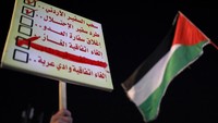 Massa memberikan dukungan untuk warga Gaza yang saat ini terus diserang oleh Israel.  