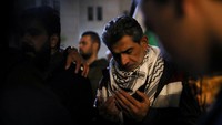 Pendemo berdoa di sela-sela aksi dukungan untuk Gaza, Palestina.  