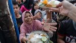 Ramai-ramai Antre Takjil di Masjid Jogokariyan