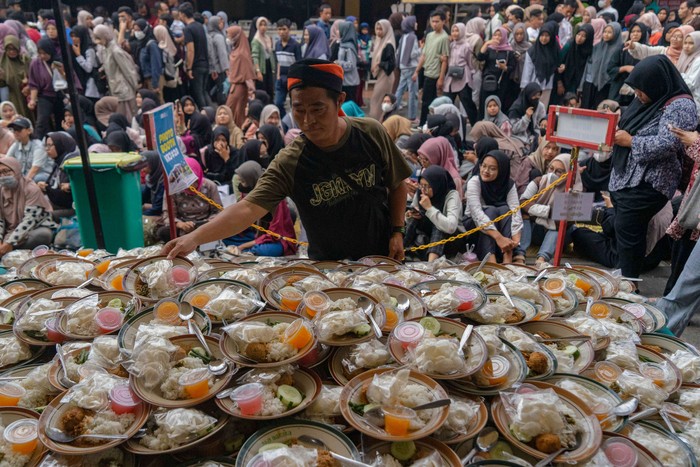 Petugas menyiapkan takjil di Masjid Jogokariyan, Yogyakarta, Selasa (12/3/2024). Pengurus Masjid Jogokariyan menyiapkan 3.500 porsi takjil yang dibagikan gratis kepada masyarakat selama bulan Ramadhan 1445 H. ANTARA FOTO/Andreas Fitri Atmoko/agr/Spt.
