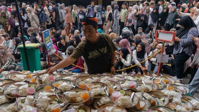 Ramai-ramai Antre Takjil di Masjid Jogokariyan