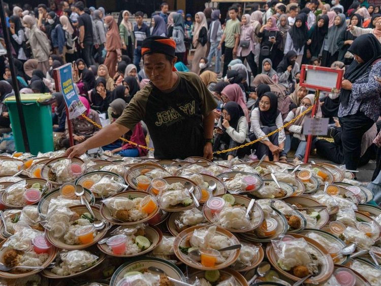 Ramai-ramai Antre Takjil di Masjid Jogokariyan