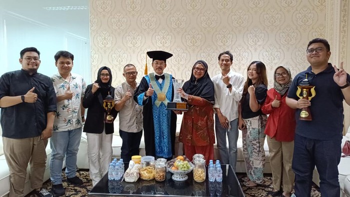 Rektor Unpas Eddy Jusuf saat menerima Tim MKN Unpas yang baru saja meraih piala.