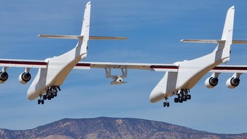 Dalam kondisi kosong, pesawat berbadan ganda ini memiliki berat sebesar 226.796 kilogram dan membutuhkan enam mesin Pratt & Whitney PW4056 untuk dapat terbang. Foto: Stratolaunch