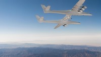 Dalam kondisi kosong, pesawat berbadan ganda ini memiliki berat sebesar 226.796 kilogram dan membutuhkan enam mesin Pratt & Whitney PW4056 untuk dapat terbang. Foto: Stratolaunch