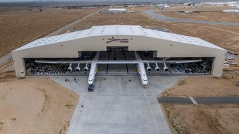 Pesawat terbesar di dunia memulai debutnya dengan penerbangan bertenaga listrik pada Maret 2024. Foto: Stratolaunch