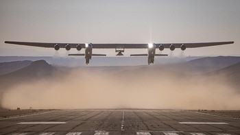 Dengan lebar sayap 117 meter, Roc Stratolaunch dianggap sebagai pesawat terbesar di dunia yang bisa beroperasi saat ini. Foto: Stratolaunch