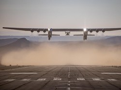 Dengan lebar sayap 117 meter, Roc Stratolaunch dianggap sebagai pesawat terbesar di dunia yang bisa beroperasi saat ini. Foto: Stratolaunch
