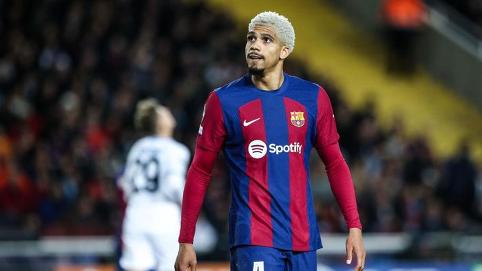 04 Ronald Araujo of FC Barcelona during the UEFA Champions League Round of 16 match between FC Barcelona v SSC Napoli at Estadi Olimpic Lluis Companys in Barcelona, Spain, on March 12th, 2024. (Photo by Gongora/NurPhoto via Getty Images)