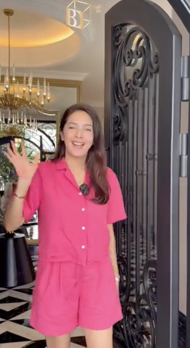 Pintu hitam bergaya gerbang bertralis langsung menyambut di depan. Tampak area foyer dihiasi lantai marmer bernuansa monokrom yang mempertegas kesan mewah. (Foto: Instagram/@nsyakieb85)