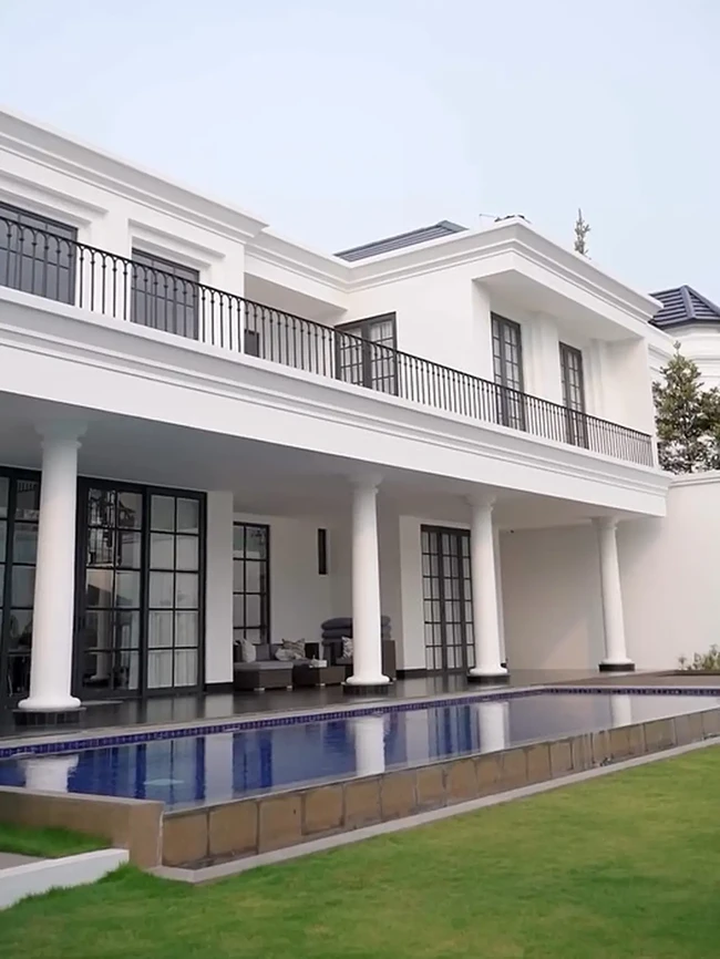 Bukan rumah mewah tentunya tanpa kolam renang. Teras yang luas di belakang juga menjadi tempat yang nyaman untuk bersantai. (Foto: Instagram/@nsyakieb85)