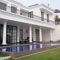 Bukan rumah mewah tentunya tanpa kolam renang. Teras yang luas di belakang juga menjadi tempat yang nyaman untuk bersantai. (Foto: Instagram/@nsyakieb85)