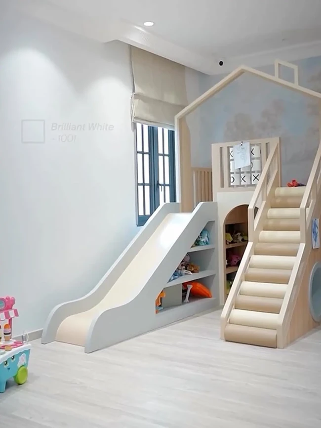 Nabila dan suami memastikan anak dapat senyaman mungkin beraktivitas di dalam rumah, termasuk bermain. Mereka secara khusus mendedikasikan sebuah ruangan sebagai area playground anak.  (Foto: Instagram/@nsyakieb85)