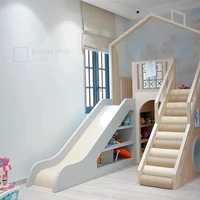 Nabila dan suami memastikan anak dapat senyaman mungkin beraktivitas di dalam rumah, termasuk bermain. Mereka secara khusus mendedikasikan sebuah ruangan sebagai area playground anak.  (Foto: Instagram/@nsyakieb85)