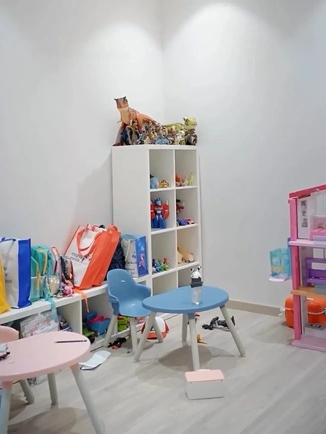 Ruang tersebut digabung dengan area belajar, lengkap dengan meja anak dan rak untuk menyimpan buku dan mainan. (Foto: Instagram/@nsyakieb85)