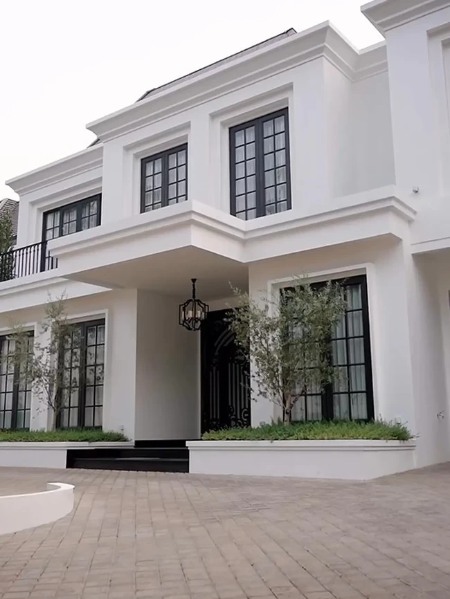 Inilah potret rumah aktris Nabila Sakieb yang ditempatinya bersama sang suami, Reshwara Argya Ardinal, dan kedua anak mereka. Tampak depan,gaya sudah American classic yang minimalis sudah sangat kental. (Foto: Instagram/@nsyakieb85)