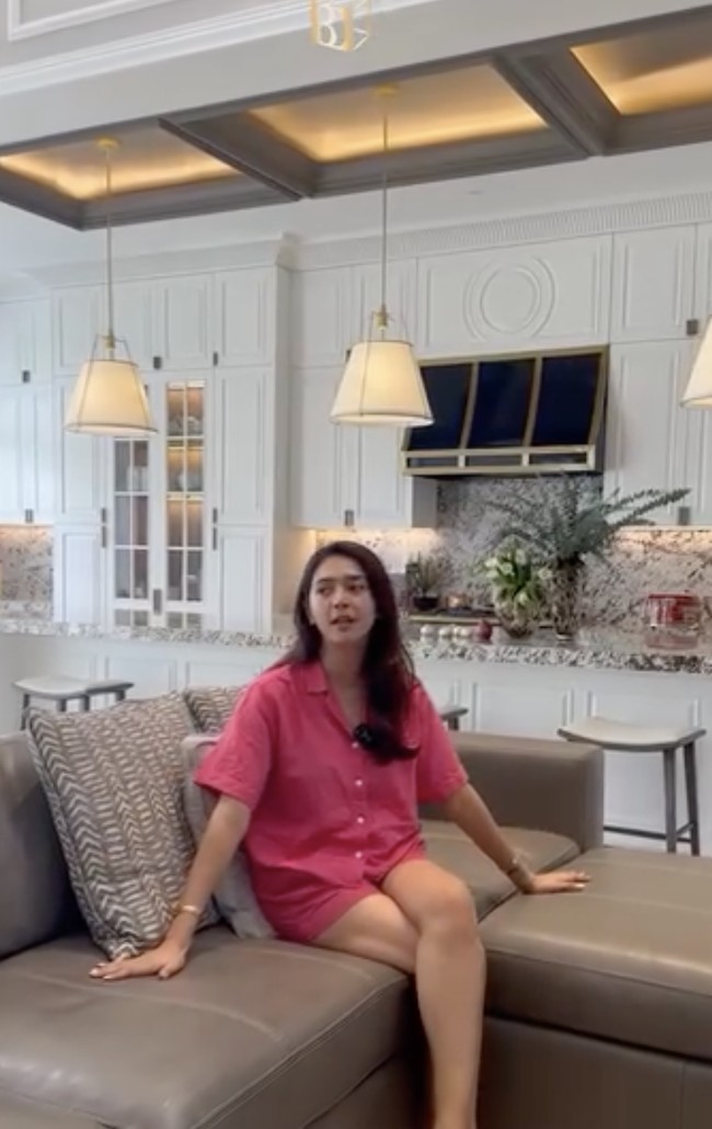 Aura kemewahan makin kental terasa di dalam rumah berkat interior yang didominasi material kulit. (Foto: Instagram/@nsyakieb85)