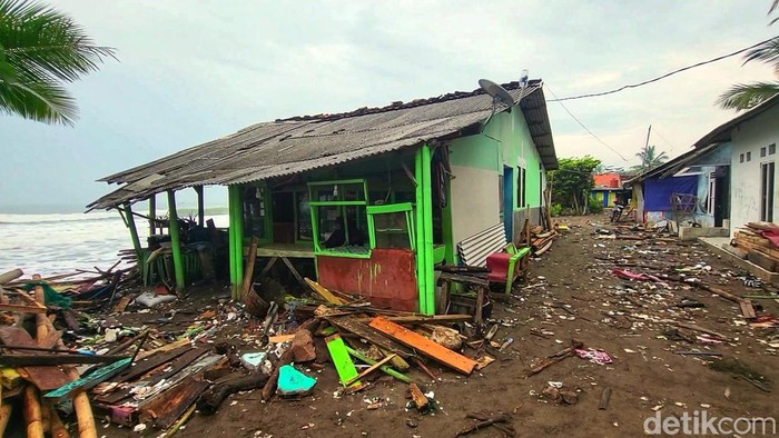 Rumah sekaligus warung yang rusak diterjang rob di pesisir CItepus Sukabumi.