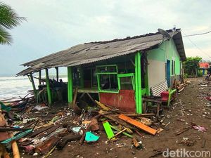 150 Warung di Pesisir Citepus Sukabumi Rusak Diterjang Rob, Warga Ngungsi