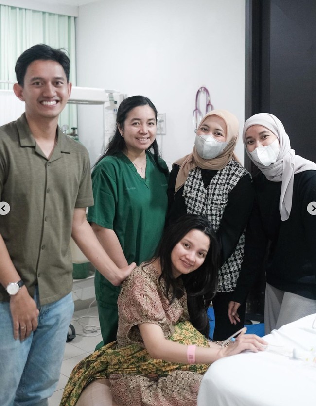 Di keterangan unggahannya Sabrina Anggraini mengungkapkan jika awalnya ia sempat berjuang untuk melahirkan secara normal. Namun sayang karena proses pembukaannya yang sempat macet, persalinan pun akhirnya dilakukan secara caesar. Foto: Instagram/@sabrinaanggraini