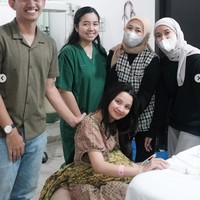 Di keterangan unggahannya Sabrina Anggraini mengungkapkan jika awalnya ia sempat berjuang untuk melahirkan secara normal. Namun sayang karena proses pembukaannya yang sempat macet, persalinan pun akhirnya dilakukan secara caesar. Foto: Instagram/@sabrinaanggraini