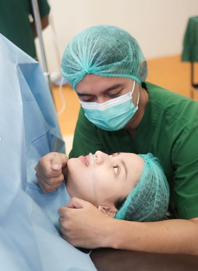 Ketika proses operasi caesar, Belva tetap setia mendampingi sang istri hingga masuk ke ruang operasi. Foto: Instagram/@sabrinaanggraini