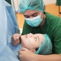 Ketika proses operasi caesar, Belva tetap setia mendampingi sang istri hingga masuk ke ruang operasi. Foto: Instagram/@sabrinaanggraini