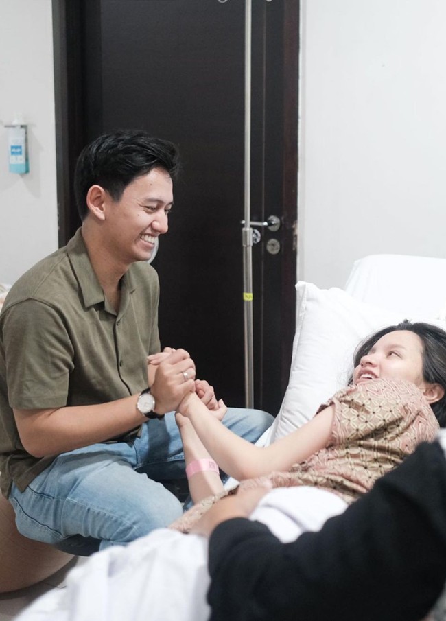 Terlihat Belva memberi semangat untuk sang istri dan mencoba menghiburnya agar tetap santai, tidak tegang. Foto: Instagram/@sabrinaanggraini